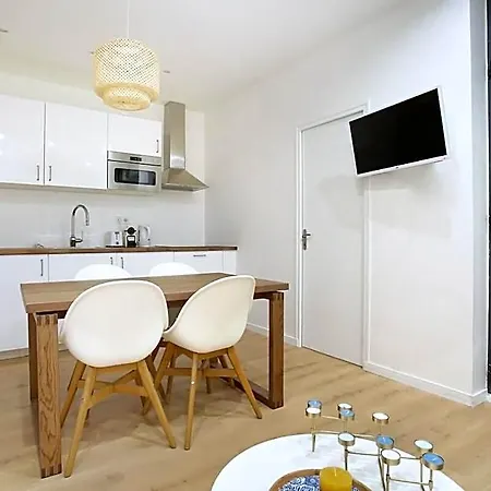 253 St. Denis Hotel